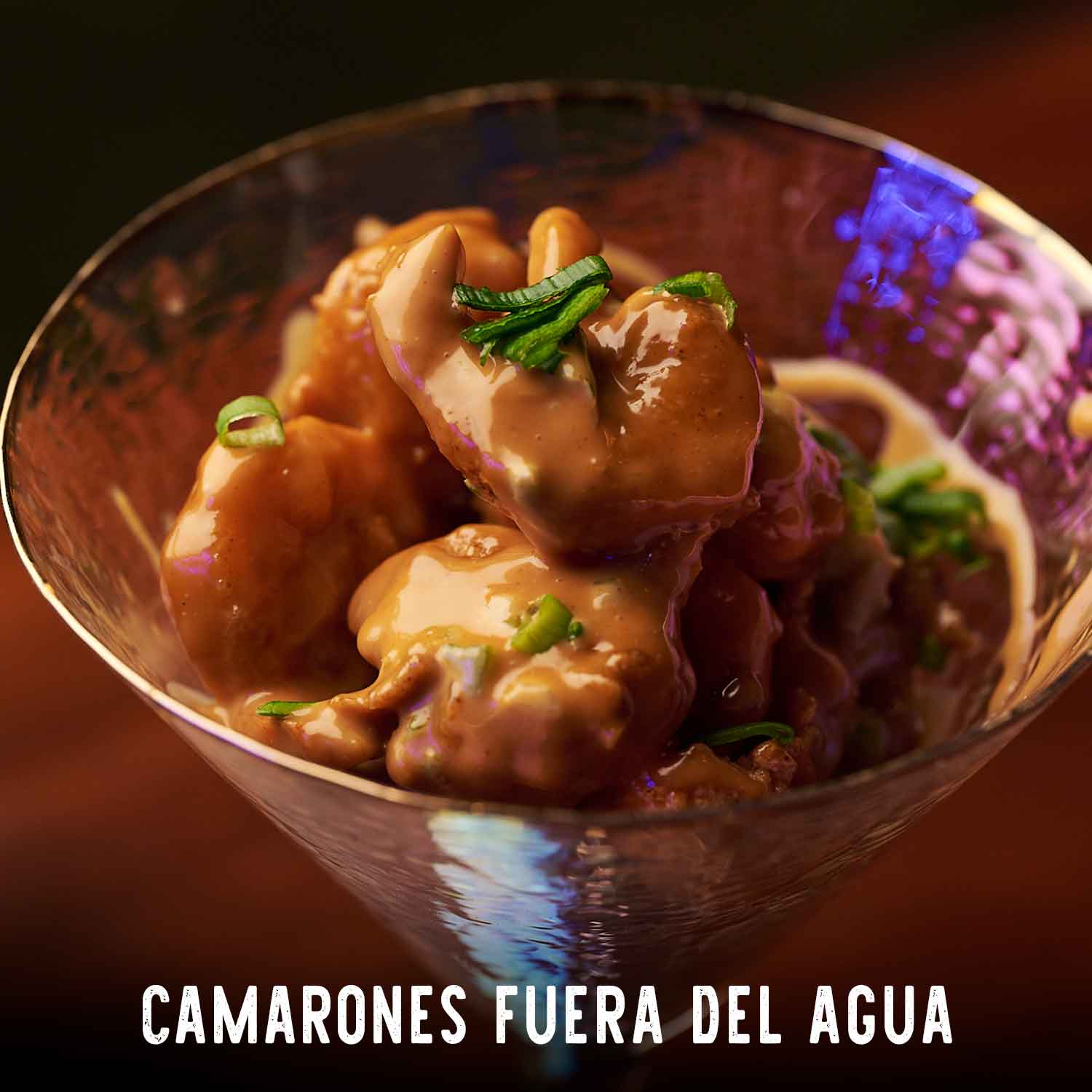 Como todos camarones fuera del agua tienen que morir
y a estos aprovechamos de tempurizarlos, meterlos a la freidora, para luego bañarlos de mucho amor un aderezo único, con trocitos de aguacate, y chips de ocumo. REF:11