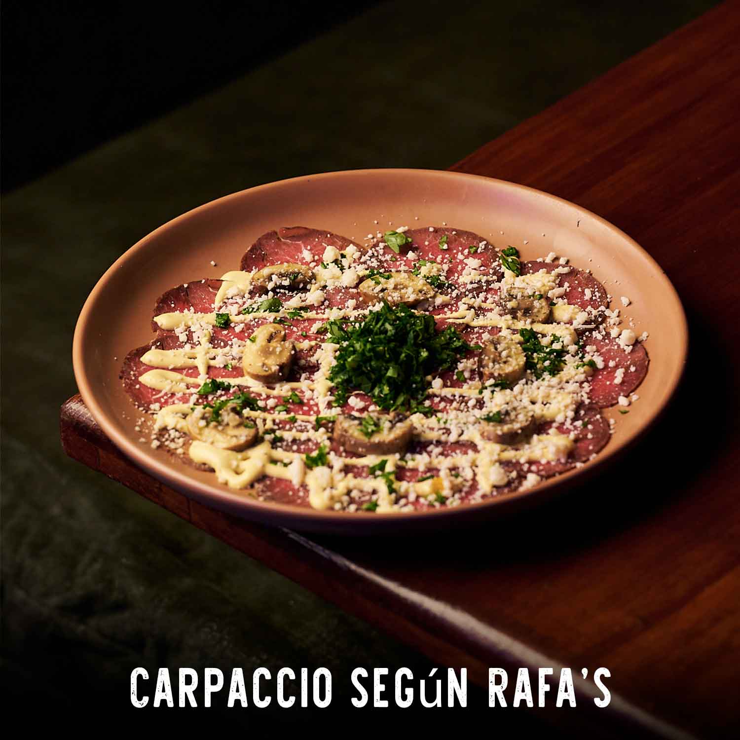 Por fin lo acepto, los clásicos también importan
así que disfruta de estas láminas de res ahumadas y marinadas al estilo Rafa's,
coronado de hongos confitados, rúcula, queso parmesano y aderezo especial.
REF:9,5