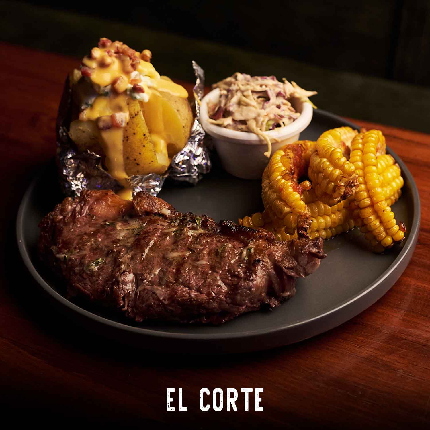 Pretencioso corte de New York angus que es asado a la parrilla
con una mantequilla de hierbas, acompañado de mazorca a nuestro estilo,
papas asadas con sour cream, bacon y queso fundido,
con una deliciosa ensalada coleslaw.
S2otd: Puedes pedirlo con acompañamientos saludables sin costo adicional. REF: 24.5 (corte nacional REF: 16.99