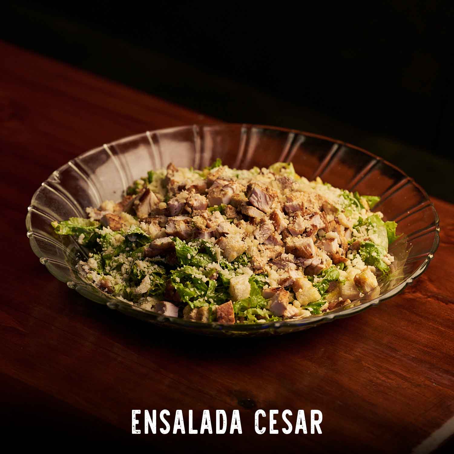 Este panita cansado de la monotonia decidió agarrar la pechuga de pollo
y hacerla crispy, coronarla de ensalada césar, tocineta y parmesano,
todo esto dentro de un pan tipo baguette. REF: 9.50
