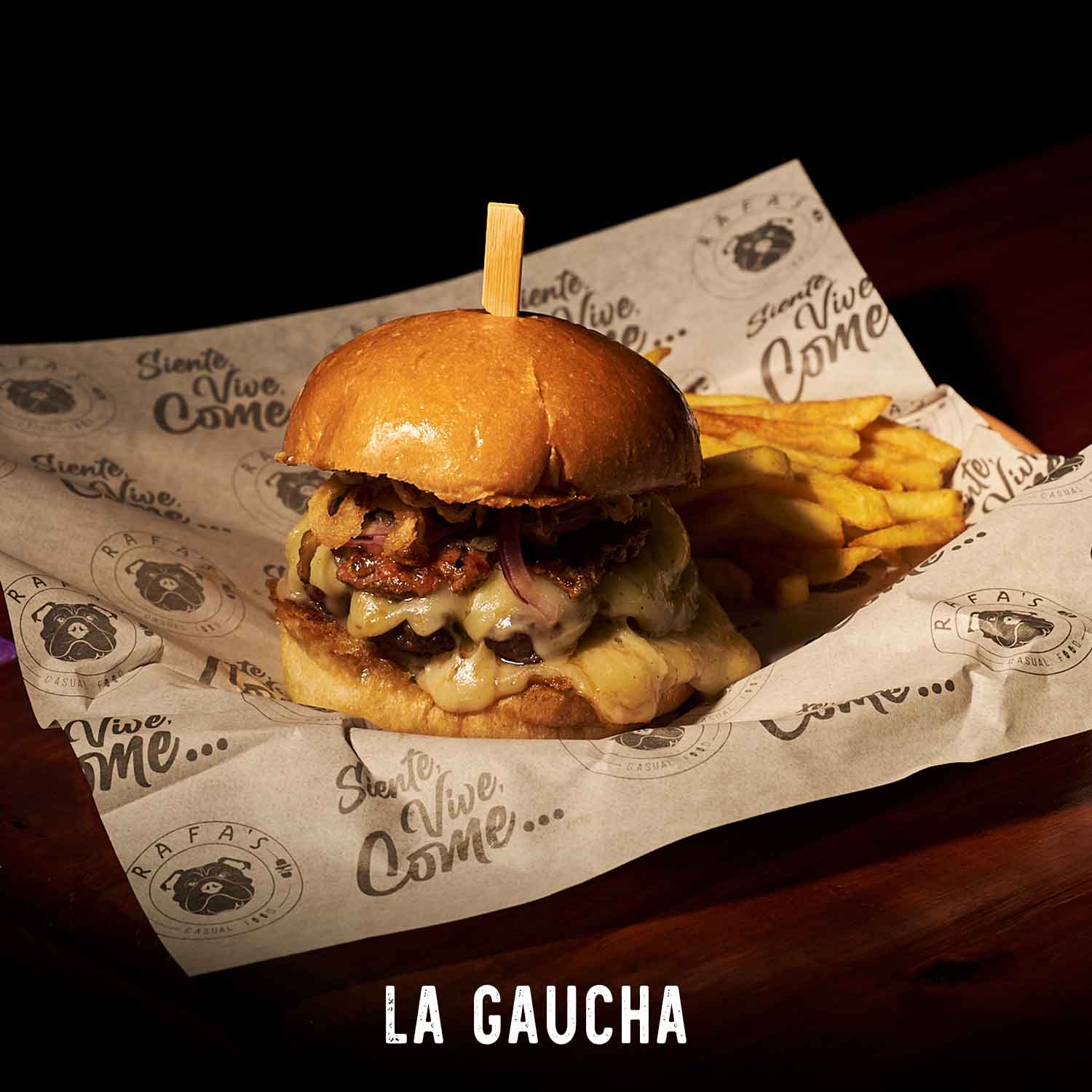 Increble combinación de nuestra molienda de res super premium
cocida a la parrilla a término, coronada de queso provolone, chorizo,
cebolla crispy, chimichurri, cebolla morada y mayonesa de bacon. REF: 14.99