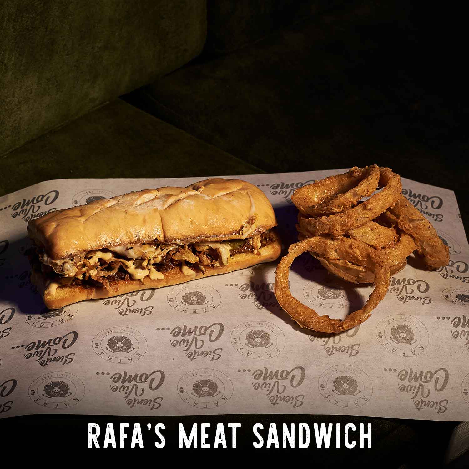 Increfble estofado de short ribs y new york cocinado en sus jugos por 8 horas
el cual corona nuestro pan estilo baguette con queso provolone, pepinillos,
cebolla crispy y mayonesa ahumada a la leña, acompañado de papas fritas o aros de cebolla. REF: 12.99