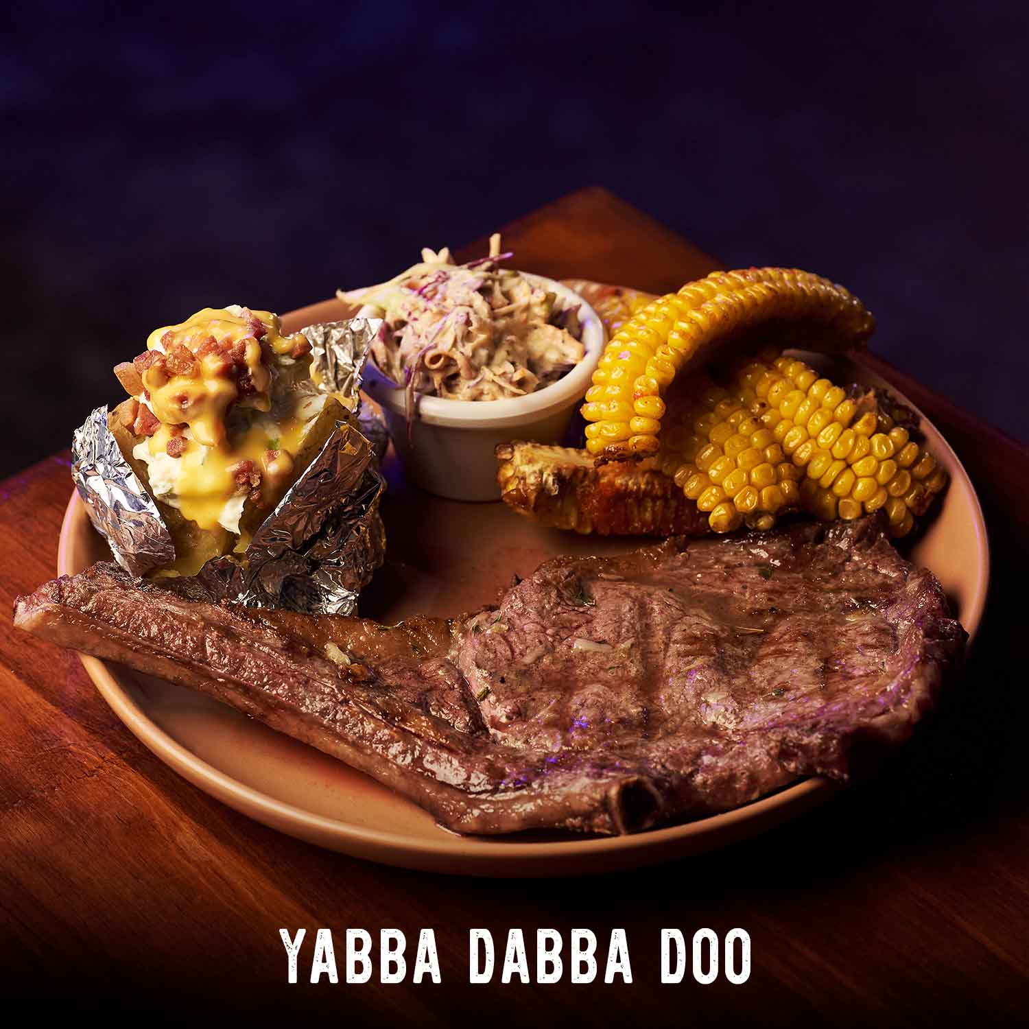 Tú que eres amante de la carne prueba este increible chuletón nacional de res a la parrilla
con una mantequilla de hierbas, acompañado de mazorca a nuestro estilo,
papas asadas con sour cream, bacon y queso fundido, con una deliciosa ensalada coleslaw.
Sotd: Puedes pedirlo con acompañamientos saludables sin costo adicional. REF:19.99