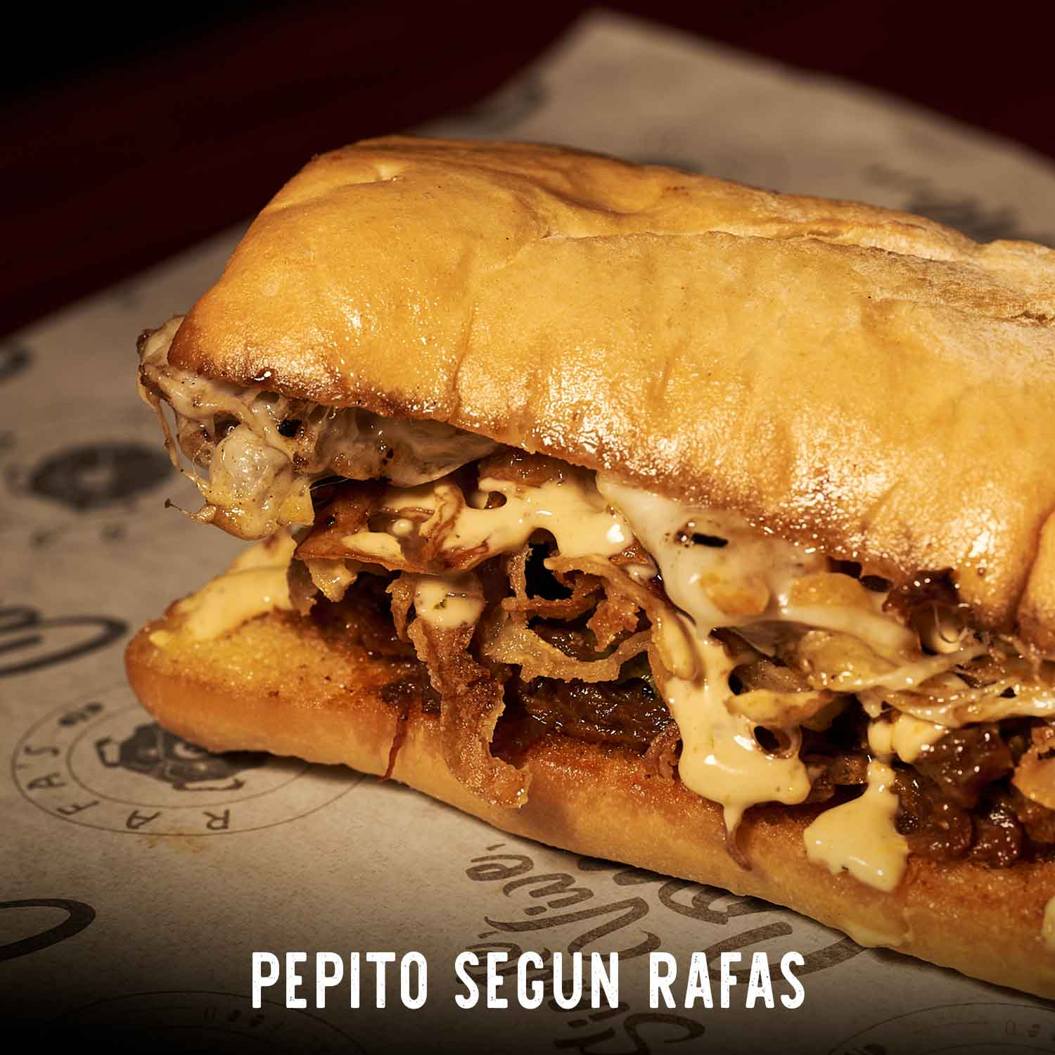Con el perdón de nuestros hermanos guaros nos
metimos en esto y les presentamos nuestra versión de pepito con increible
carne salteada con tocineta y cebolla glaseada, va sobre nuestro pan al
estilo baguette, papita rallada, queso provolone y aderezo especial. REF: 13.50